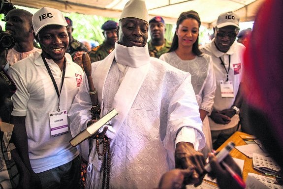 Yahya Jammeh acude a votar. 