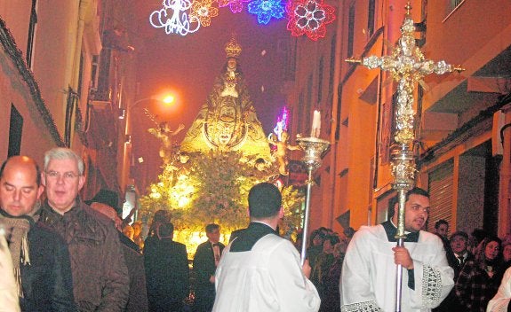El trono de la Purísima, cuajado de flores, en la procesión por las calles del centro de Yecla, anoche.