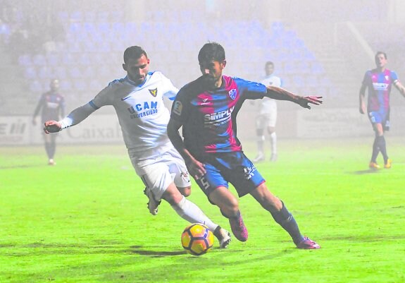 Nono persigue a un rival, en un campo tomado por la niebla.