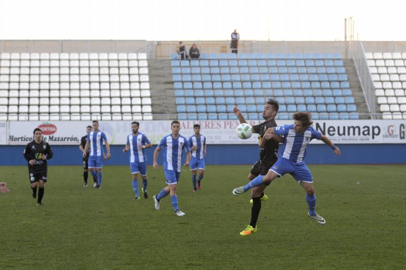 Chumbi, disputando el balón con un jugador del Mancha Real. 