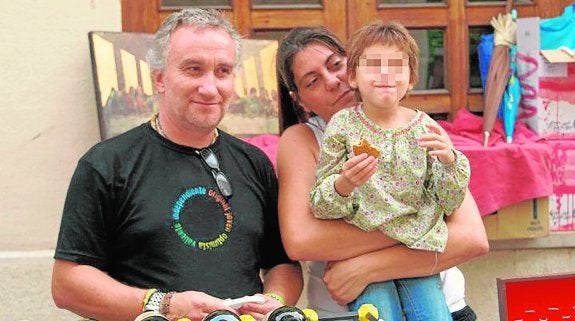 Fernando Blanco, Marta Garau y la pequeña Nadia. 