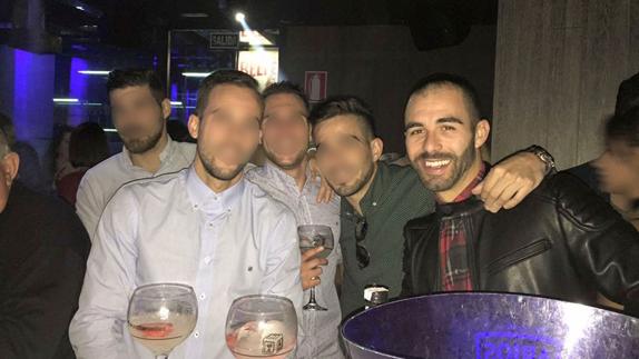 La víctima, Andrés Martínez (primero por la derecha), disfrutando con sus amigos en un local en la tarde del domingo, poco tiempo antes de la agresión. En el vIdeo, el momento del puñetazo.