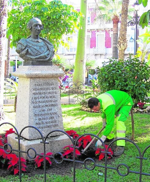 Un operario trabaja en un jardín de Águilas. 