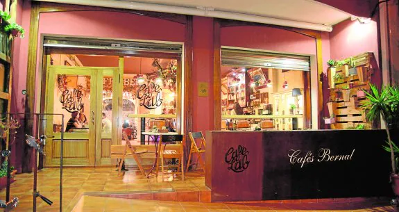 Fachada y entrada al espacio Café Lab en su establecimiento de Cartagena. 