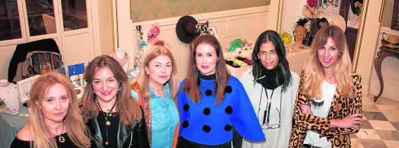 Nina Meseguer, Juana Nicolás, Lola Soldevila (que representa a su hermana Ise), Ana Peyrés, Paloma Meca y Rocío Rubio, en la Antesala del Casino.