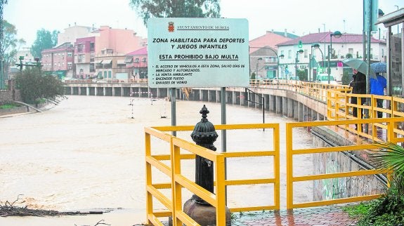 El temporal anegó una zona habilitada para deportes y juegos infantiles en la pedanía de Torreagüera.