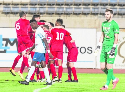 Los jugadores del Lorca celebran uno de sus goles en El Ejido.