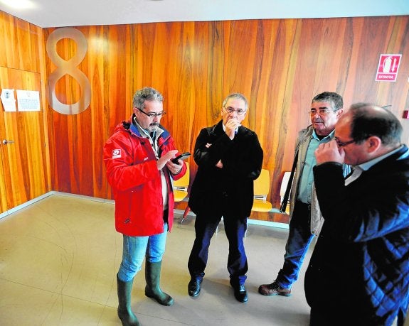 Ángel Monedero (izquierda) y Juan García y Miguel Guillén (derecha), ayer en los juzgados. 