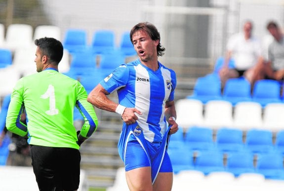 Chumbi se lamenta en el partido entre el Lorca y el San Fernando. 