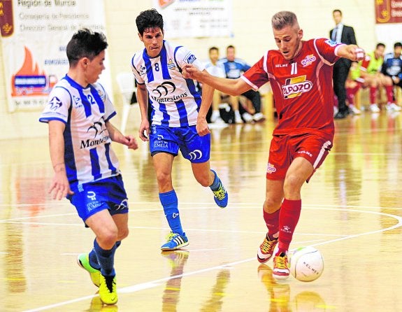 Miguelín controla el balón acosado por Cristian y Boyis en el Jumilla-ElPozo de hace dos años. 