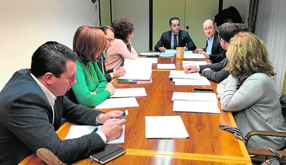 Joaquín Hernández, al fondo, ayer, preside la Comisión Ejecutiva de la Federación de Municipios.