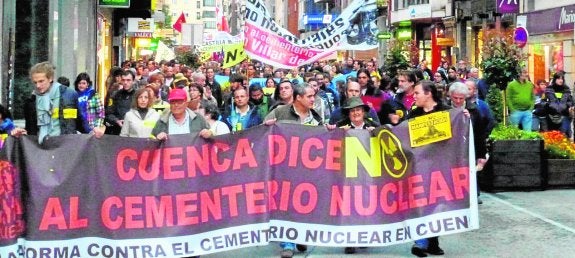 Manifestación por las calles de Cuenca de los partidos políticos y los colectivos ecologistas que se oponen al ATC de Villar de Cañas.