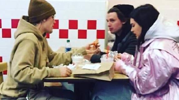 Justin Bieber y Kendall Jenner cenaron juntos con otro amigo.