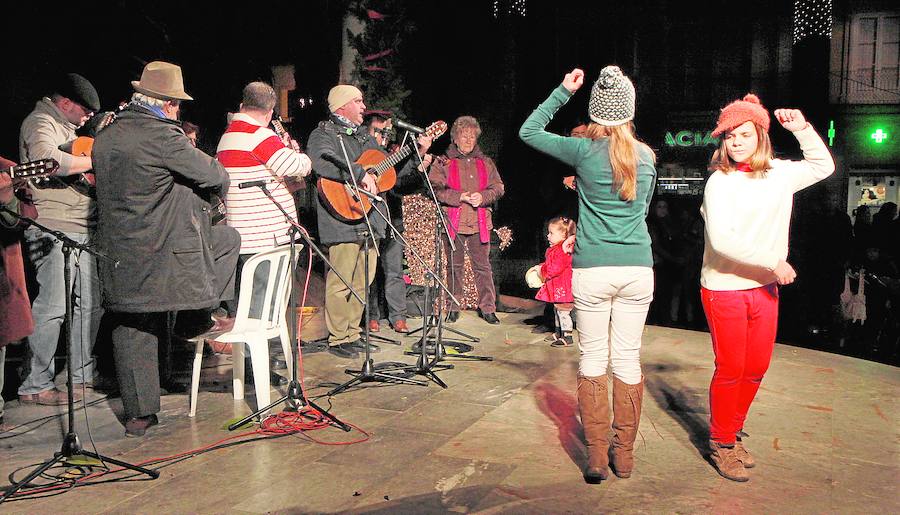 Dos chicas bailan en el último encuentro navideño de cuadrillas celebrado en Cartagena