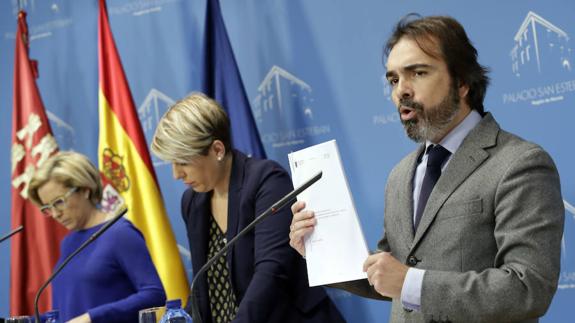 Adela Martínez-Cachá, Noelia Arroyo y Pedro Rivera en la rueda de prensa posterior al Consejo de Gobierno. 