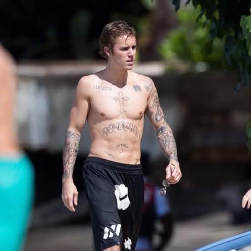 Justin Bieber ha esculpido sus abdominales. 