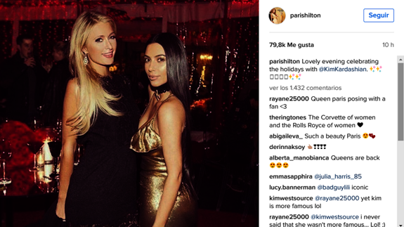 Paris Hilton junto a Kim Kardashian en la fiesta navideña del clan familiar. 