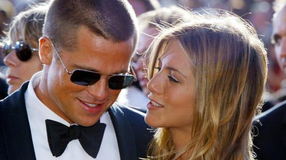 Brad Pitt y Jennifer Aniston en los premios Emmy 2004, cuando aún eran marido y mujer. 