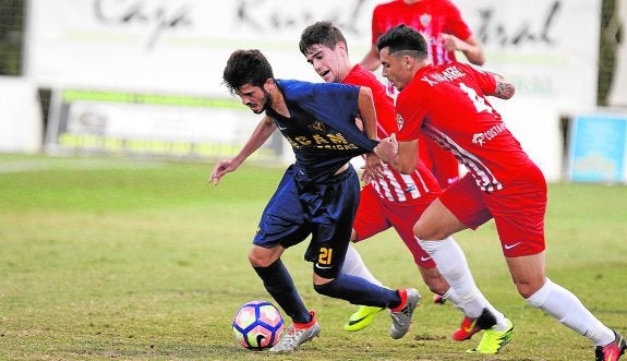 Isi Ros deja atrás a dos rivales en un partido ante el Almería.