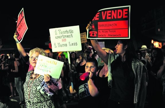 Concentración de vecinos de la Barceloneta contra la expansión sin control de los pisos turísticos, que temen acabe por sacarles del barrio.