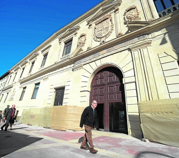 Fachada del Almudí con su color natural tras la limpieza. 