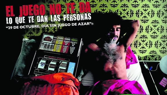 Un cartel alerta contra la adicción al juego, que pone en peligro la estabilidad económica y las relaciones personales.
