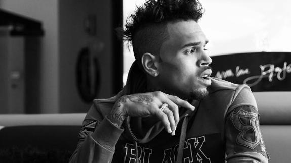 Junto a la oreja izquierda, Chris Brown luce uno de los tatuajes realizados por el murciano.