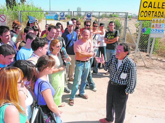 El profesor jubilado de Arqueología García del Toro, dando una clase en septiembre de 2006.