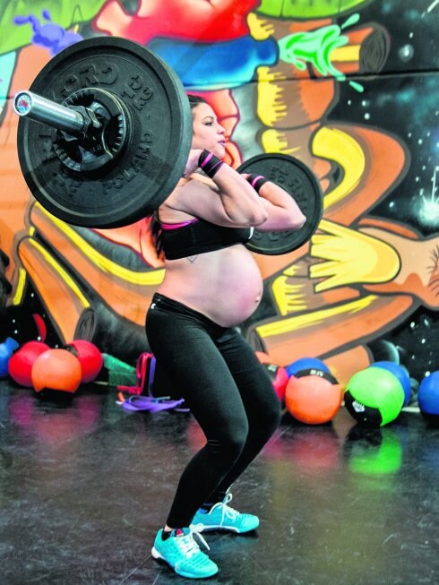 Cristina Cegri, entrenadora de 'crossfit' y empresaria, levanta 70 kilos en su gimnasio granadino, el Box Bulls Factory.