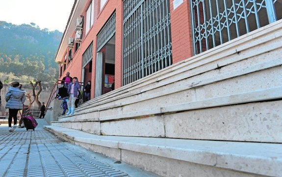 Hundimientos y grietas en los escalones de la entrada del colegio. 