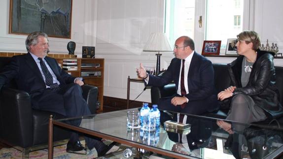 El ministro Íñigo Méndez de Vigo, junto a Pedro Antonio Sánchez y la consejera de Cultura, Noelia Arroyo.