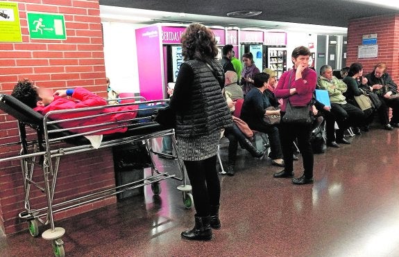 Un paciente en camilla, ayer en la abarrotada sala de espera de Urgencias de La Arrixaca. 