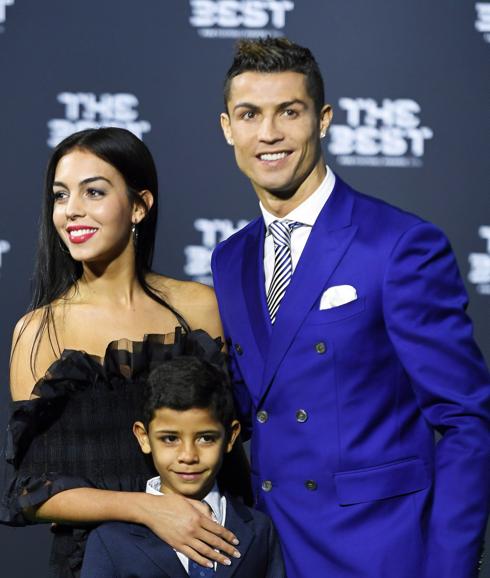 Cristiano Ronaldo junto a su novia Georgina Rodríguez y su hijo.