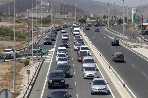 Retenciones del tráfico por la autovía, a la entrada de Cabo de Palos, el pasado 1 de agosto.