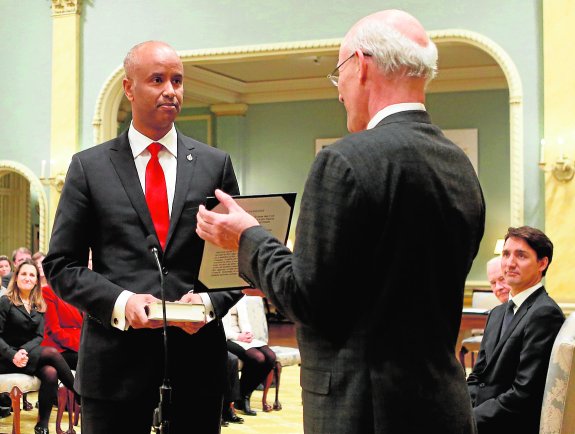 Hussen jura el cargo en Ottawa ante la atenta mirada de Trudeau (sentado, a la derecha).
