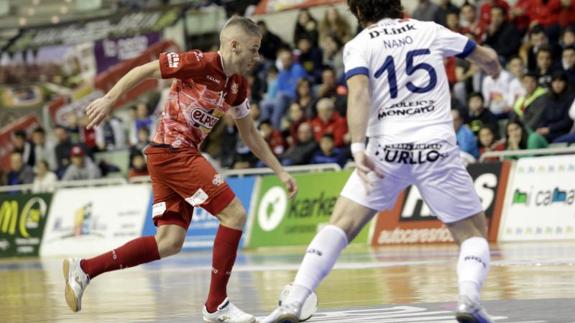 Miguelín conduce el balón ante un rival.