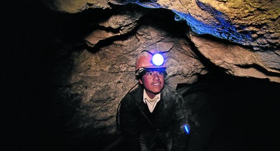 Uno de los niños que trabajan en la mina de Cerro Rico, a su entrada en una de las galerías.