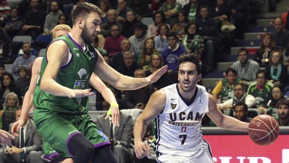 Campazzo, ante un defensor de Unicaja. 