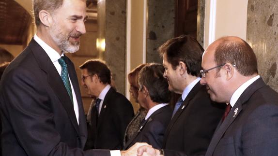 Felipe VI saluda a Sánchez antes de la reunión.