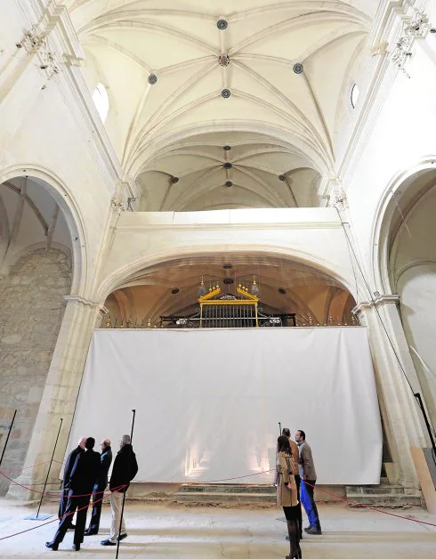 Así ha quedado la nave principal de la iglesia de San Esteban, cuyos retablos serán restaurados.