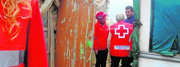 Efectivos de Cruz Roja prestando atención estos días a personas sin hogar en algunos puntos de la Región. 