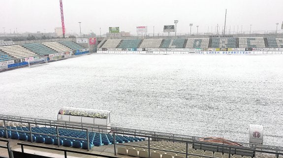 Aspecto que presentaba el estadio Artés Carrasco de Lorca, ayer, a primera hora.