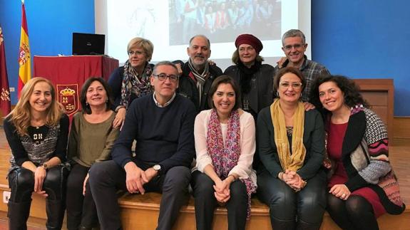 La consejera Encarna Guillén se reúne con miembros de la ONG. 