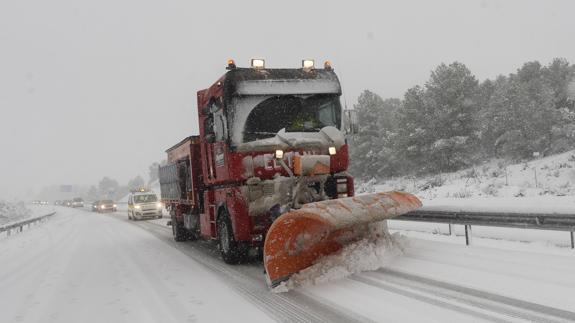 Una máquina quitanieves trabajando en las carreteras de la Región durante el temporal.