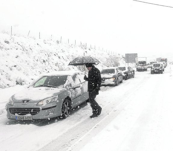 Conductores atrapados en la autovía del Noroeste, en plena nevada, el jueves.