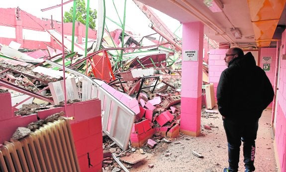 El responsable del Patronato de Deportes de Cehegín, Juan Francisco Corbalán, contempla los destrozos en el pabellón Loli de Gea, convertido en escombros.