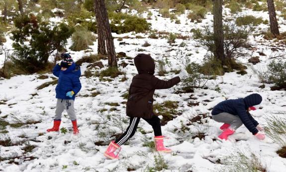 Unos niños juegan con la nieve este sábado. 