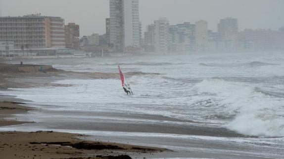 Un hombre practica windsurf entre el fuerte oleaje que afectó ayer a La Manga. 