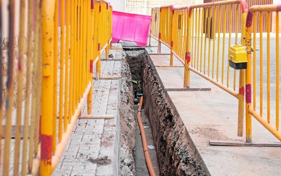 Zanja que permite ver las obras de canalización que lleva a cabo la empresa Redexis Gas.