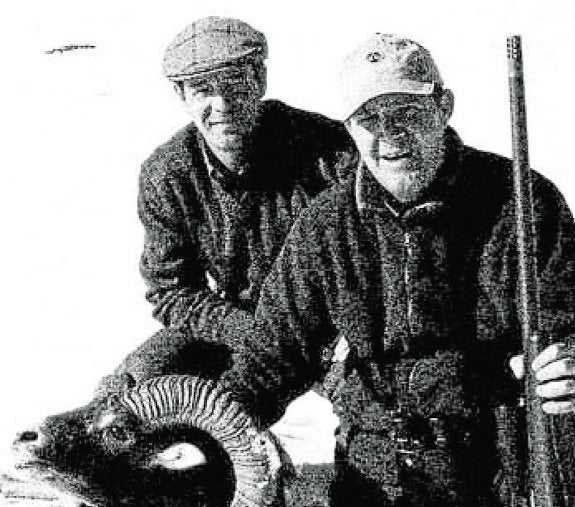 Guerra y Valenzuela, con un muflón, en una foto del sumario.
